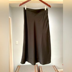 WHBM NWT Satin MIDI Skirt Hidden side zipper , fully lined Polyester Size 4